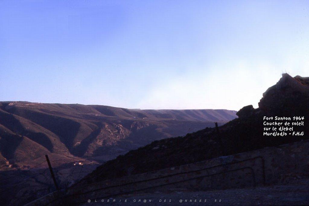 MERS EL KEBIR B VUE DU FORT SANTON SUR UN COUCHER DE SOLEIL SUR LE  MURDJADJO 1964.JPG